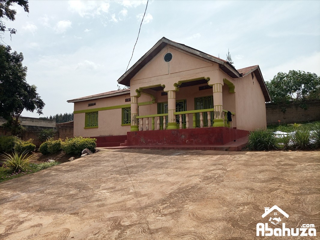 A WELL LOCATED HOUSE WITHIN AMPLE PLOT FOR SALE IN KIGALI AT GACURIRO