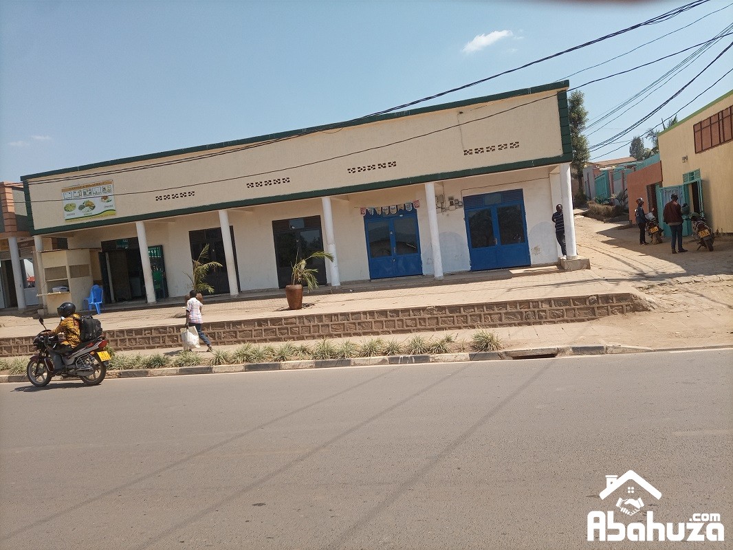 A COMMERCIAL HOUSE WITH 5  STORE ROOMS ON ASPHALT ROAD AT KAGUGU