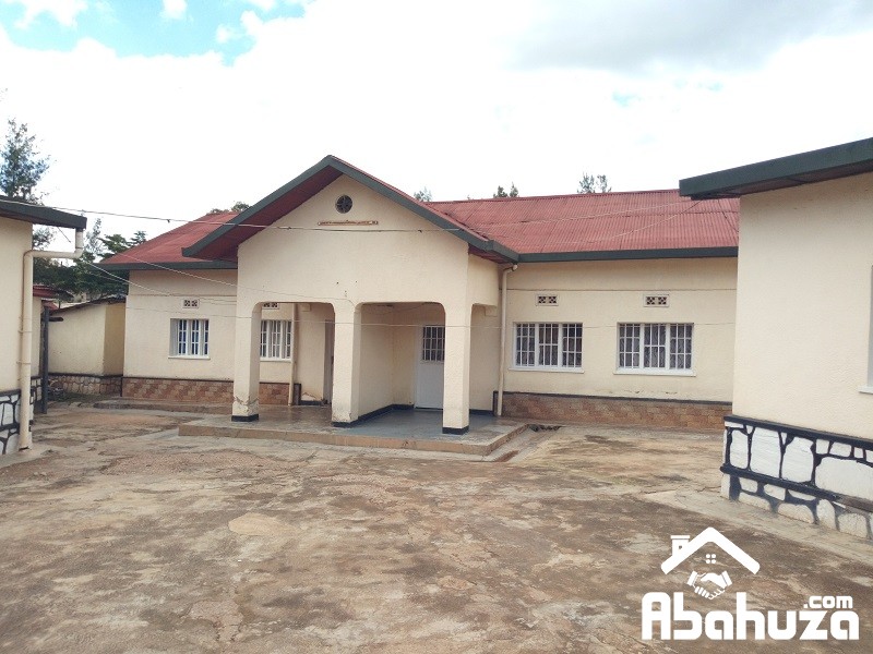 4 HOUSES FOR SALE IN ONE COMPOUND IN KIGALI AT NYAMIRAMBO