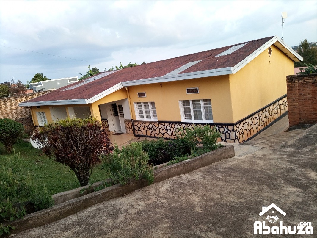 A 5 BEDROOM HOUSE IN BIG PLOT FOR SALE IN KIGALI AT KIMIRONKO