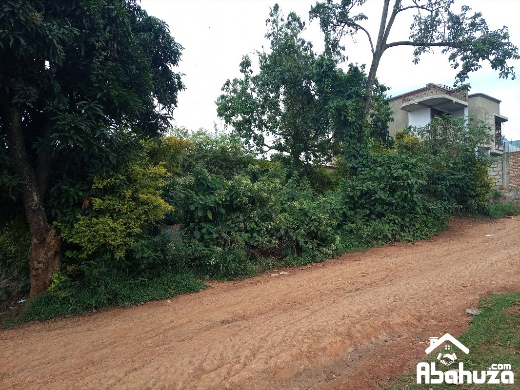 A  NICE PLOT FOR SALE WITH OLD HOUSES IN KIGALI AT GACURIRO