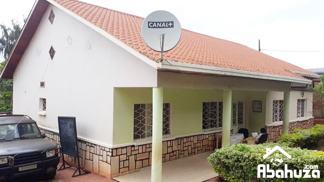 AN AMPLE HOUSE IN 300 METERS FROM THE TARMAC ROAD