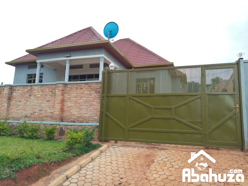 A NEAT HOUSE BUILT IN BIG PLOT FOR SALE IN KIGALI AT MASAKA