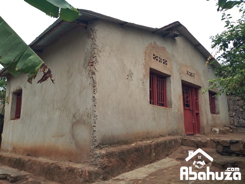 A 3 BEDROOM HOUSE TO RENOVATE FOR SALE IN KIGALI AT NYAMIRAMBO