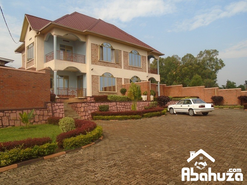 TWO SEMI DETACHED HOUSES IN BIG COMPOUND FOR SALE IN KIGALI AT REBERO