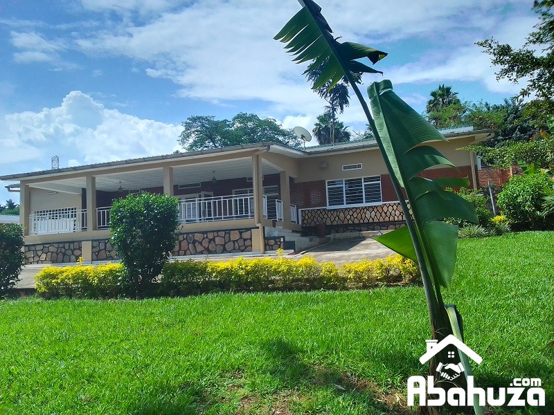 A HOUSE IN A VERY BIG COMPOUND FOR RENT IN KIGALI AT KIMIHURURA